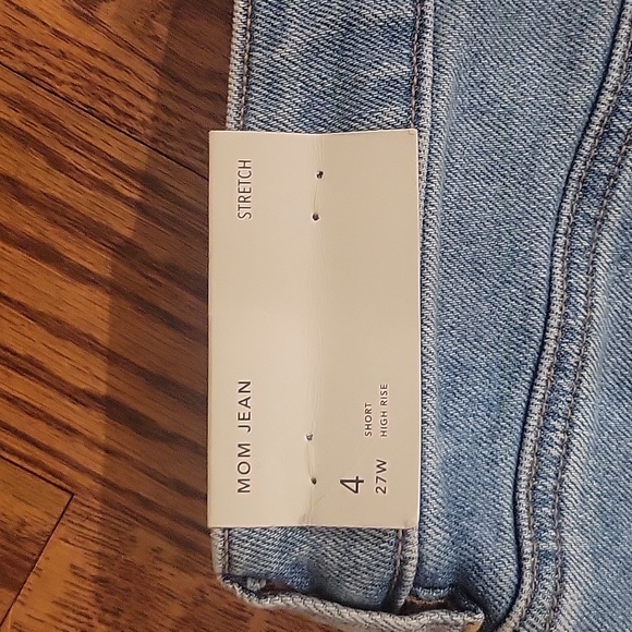 American Eagle NWT Ripped Mom Jeans sz 4 - Picture 3 of 5